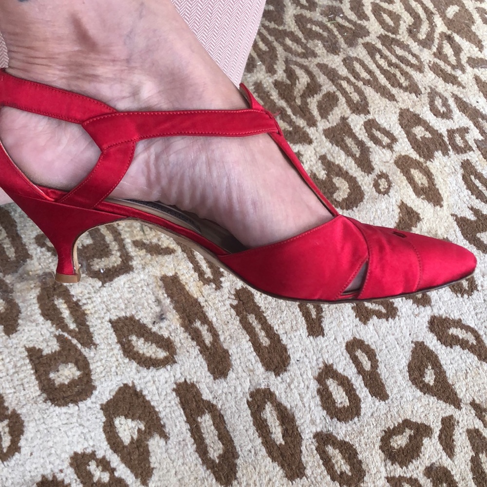 Manolo Blahnik Red Silk T-straps Kitten Heel Sz. 38 1/2 - Picture 4 of 12